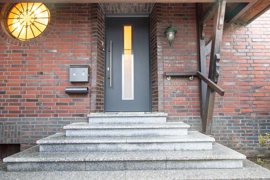 Immobilie in Korschenbroich - Freistehendes 1-2 Familienhaus mit Carport, 3-4 KFZ Stellplätzen und Wohnmobilstellplatz - Bild 2