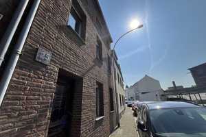 • Ihr neues zu Hause • Renovierungsbedürftiges Reihenhaus mit einem charmanten Innenhof • – Wickrather Str. 25, 41363 Neuss (Rhein-Kreis) – Vorschaubild 1