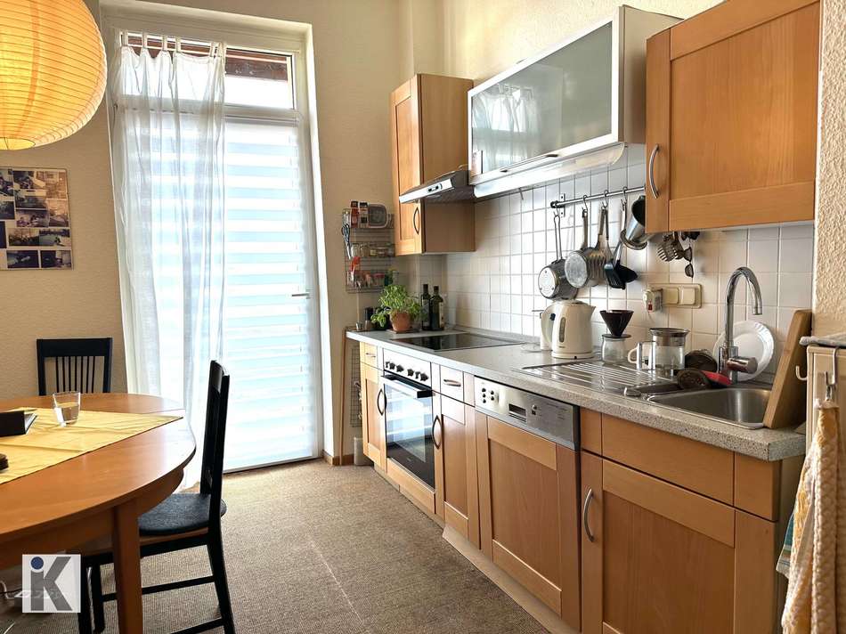 Küche mit Zugang zu Balkon