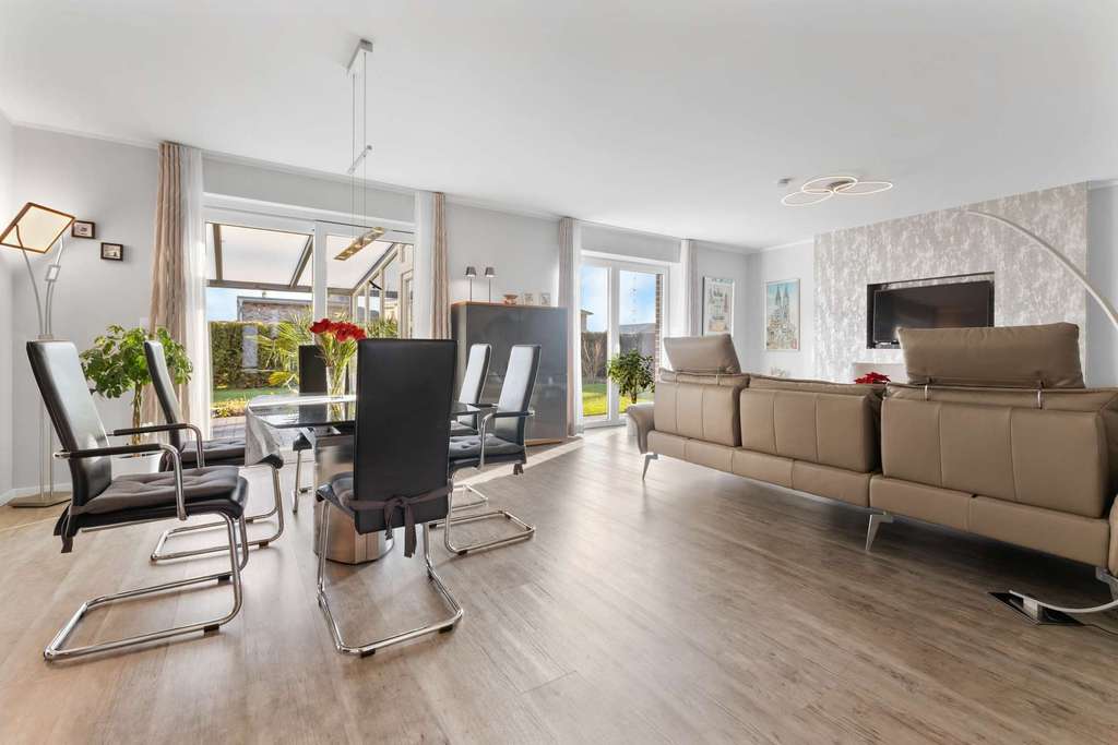 Immobilie in Rhede (Ems) - Seeblick, Ruhe, moderne Architektur – Traumhaus aus 2021 direkt am Spieksee - Bild 2