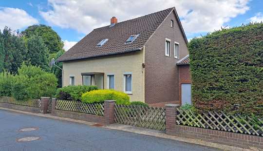 Bild von Wohnhaus mit 2 Garagen in Ilsede/Ölsburg
