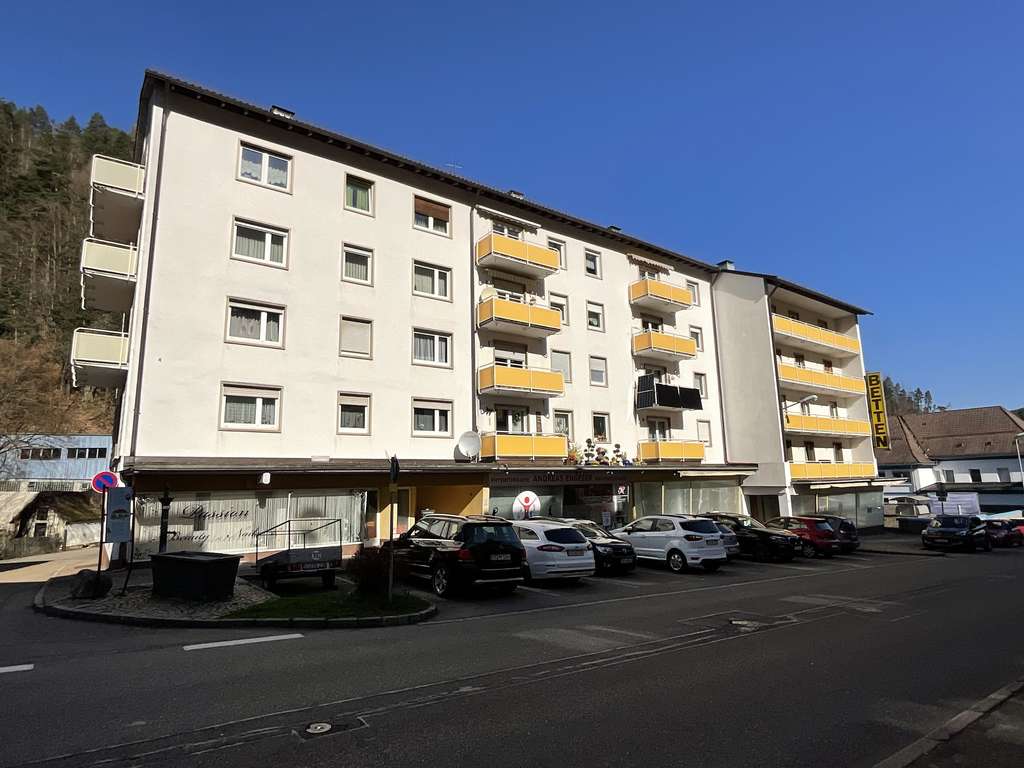 Immobilie in Triberg im Schwarzwald - Wohnen mit Potenzial – 3-Zimmer-Eigentumswohnung in zentraler Lage von Triberg! - Bild 1