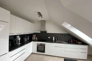 Neuwertige - moderne 2 Zimmer Dachgeschosswohnung EBK Balkon Trudering/Berg am Laim