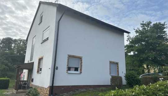 Bild von Familienidylle im Grünen: Einfamilienhaus mit Anbau, Garage und Garten