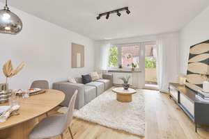 Erstbezug nach Sanierung: Helle 3-Zi.-Wohnung mit sonnigem Balkon & grünem Innenhof in Top-Lage