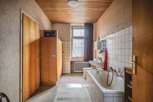 Eilendorf!
Großes, modernisierungsbedürftiges 2-Familienhaus mit Garage und mehreren Stellplätzen – Die vollständige Adresse der Immobilie erhältst du vom Anbieter., 52080 Eilendorf, Aachen – Vorschaubild 19