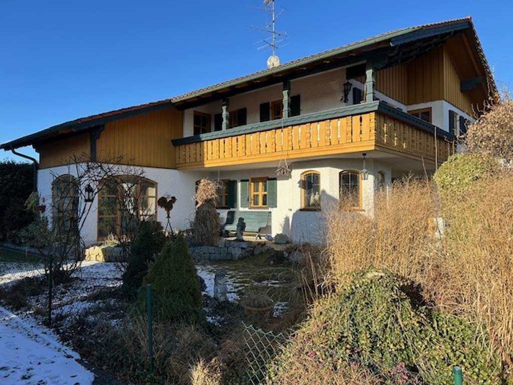 Immobilie in Winhöring - Wunderschönes freistehendes Einfamilienhaus im Landhausstil  mit großem Garten - Bild 2