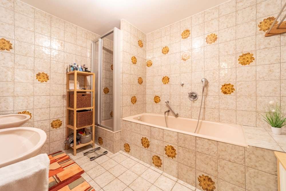 Immobilie in Hüfingen - Ehem. und teilsaniertes Bauernhaus im Dorfkern von Fürstenberg mit großem Ökonomieteil und Garagen - Bild 1