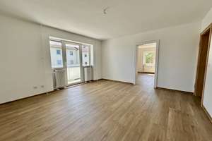 EINZIEHEN UND WOHLFÜHLEN: HELLE UND GEPFLEGTE WOHNUNG MIT BALKON UND NEUER AUSSTATTUNG