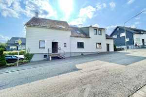 **Geräumiges Ein-/Zweifamilienhaus mit Garagen, Carport und großem Grundstück in Weitefeld** – Altenkirchen (Westerwald) (Kreis) – Vorschaubild 2