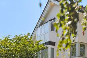 Hell, ruhig & sonnig – 2-Zimmer-Dachgeschosswohnung mit Südloggia in Obermenzing
