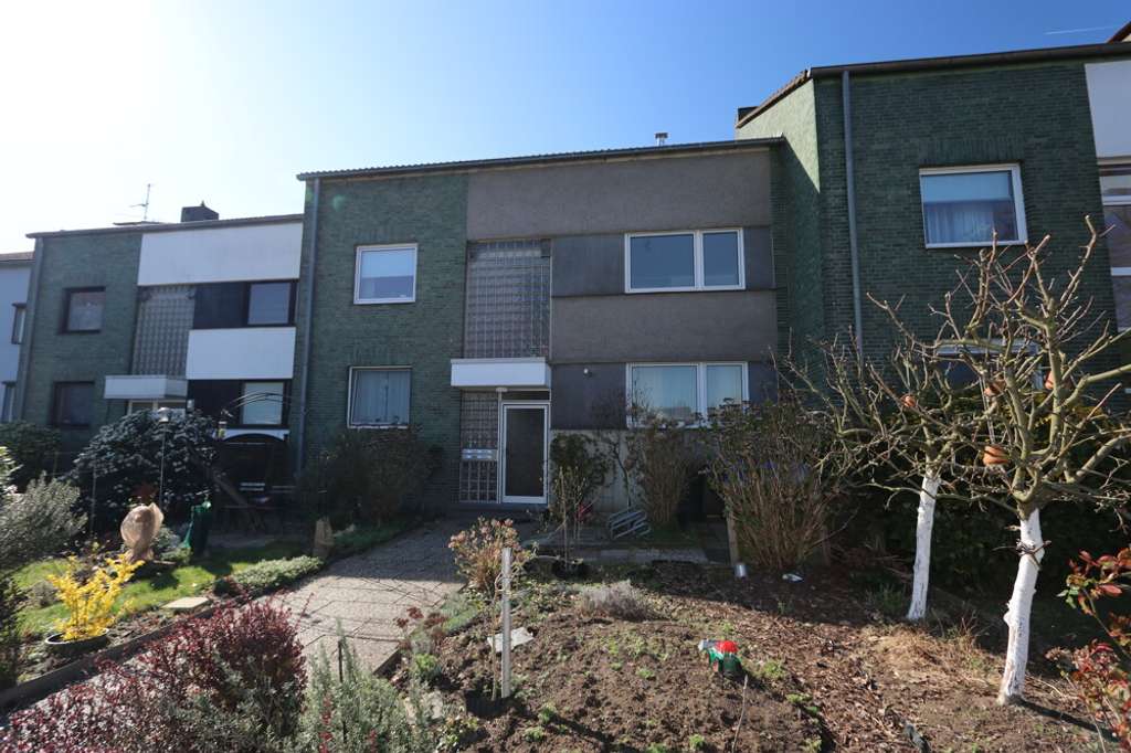 Immobilie in Kaarst - + Kaarst + vermietetes 6-Parteien-Haus + Baujahr 1968 + insgesamt ca. 312 m² Wohnfläche + Garage + - Bild 0