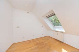 Schwabing – am Hohenzollernplatz: 4-Zimmer-Maisonettewhg. im DG mit Balkon zum Innenhof, Lift & TG. – Die vollständige Adresse der Immobilie erhältst du vom Anbieter., 80796 Neuschwabing, München – Vorschaubild 9
