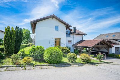 Geräumiges Zweifamilienhaus