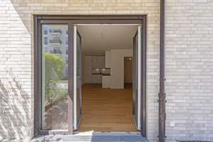 Kleinod | 2-Zi Gartenwohnung in Süd-Ost-Ausrichtung | EBK | Blick auf Parkfläche – Friedenauer Höhe 21, 12159 Friedenau, Berlin – Vorschaubild 9