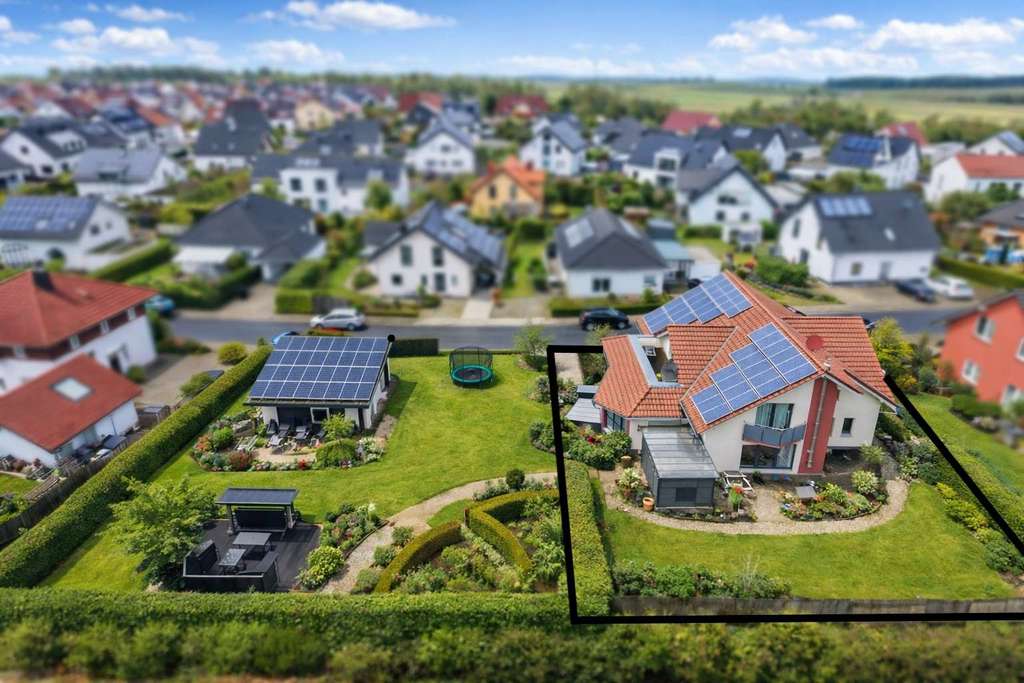 Immobilie in Hofbieber - Exklusives Wohnen in bester Lage von Hofbieber – EFH mit Einliegerwohnung & Photovoltaik - Bild 1
