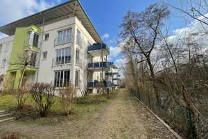 Charmante Zwei-Zimmerwohnung mit Balkon, optional mit Tiefgaragen-Stellplatz in Schleußig!