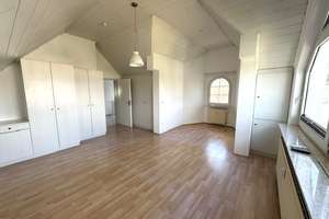 60437 Frankfurt (Nieder-Erlenbach), Maisonette Wohnung, Wfl. ca.130m²,4Zi,EBK,2Bä, 2 Balk, Stellpl. – Die vollständige Adresse der Immobilie erhältst du vom Anbieter., 60437 Nieder-Erlenbach, Frankfurt am Main – Vorschaubild 13