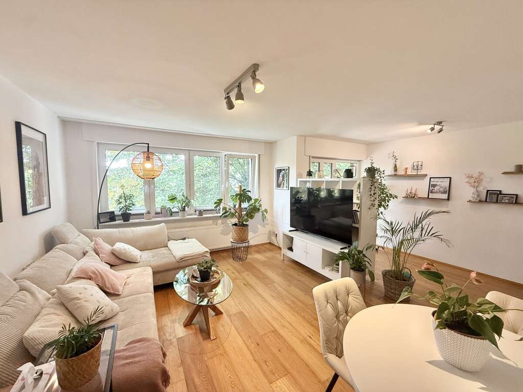 2-Zimmer-Wohnung mit Balkon, Stellplatz und schöner Aussicht in Hillen.