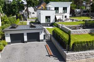 Modernes Bauhaus auf Traumgrundstück mit Doppelgarage, Carport und Poolhaus!