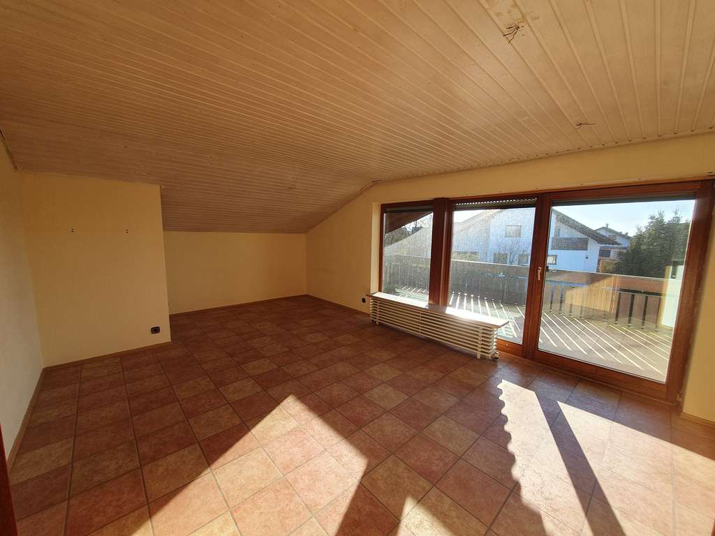 Immobilie in Neckartenzlingen - Helle 4,5 Zimmer DG Wohnung mit großer Wohnküche in 2-Familienhaus - Bild 3