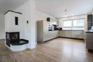 Creme de la Creme: Neuwertiges Einfamilienhaus mit 2 Einfahrten, eine Garage, PV und Solaranlage  – Die vollständige Adresse der Immobilie erhältst du vom Anbieter., 87439 Heiligkreuz/Neuhausen, Kempten (Allgäu) – Vorschaubild 3
