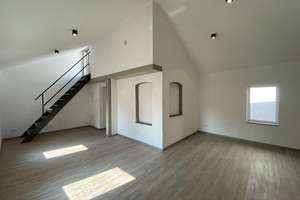 Stilvolle 1-Zimmer-DG-Wohnung mit Gemeinschaftsküche in Würzburg