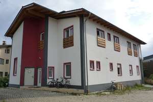 Mehrfamilienhaus/WG/Pension im Herzen von Dingolfing, Monteurunterkunft – Bahnhof Strasse 25, 84130 Dingolfing – Vorschaubild 1