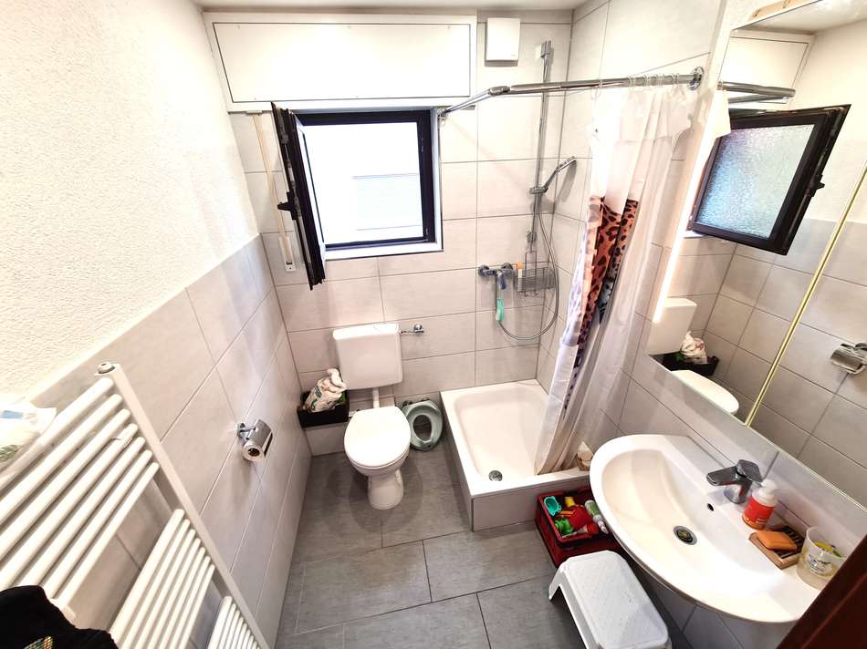 Badezimmer mit Dusche