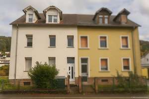 Eberbach: Gepflegtes Zweifamilienhaus mit Nebengebäude – Die vollständige Adresse der Immobilie erhältst du vom Anbieter., 69412 Eberbach – Vorschaubild 1