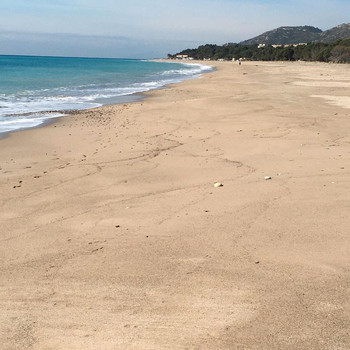 Sehr schönes Reihenhaus nur einen Katzensprung vom Strand von Hospitalet de l'Infant entfernt.