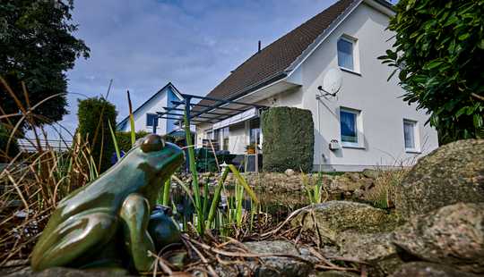 Bild von Einladendes Einfamilienhaus mit Koikarpfen-Naturteich und unverbauten Weitblick