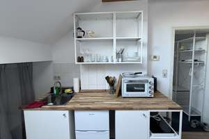 Helle, frisch renovierte und voll möblierte 1-Zimmer-Dachgeschosswohnung mit Zusatzraum – Hofgartenweg 4, 93051 Kumpfmühl-Ziegetsdorf-Neuprüll, Regensburg – Vorschaubild 3