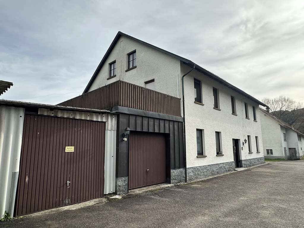 Immobilie in Hausach - Viel Raum für Ideen – Wohnhaus mit Terrasse, großem Grundstück und ehemaliger Werkstatt in Hausach - Bild 1