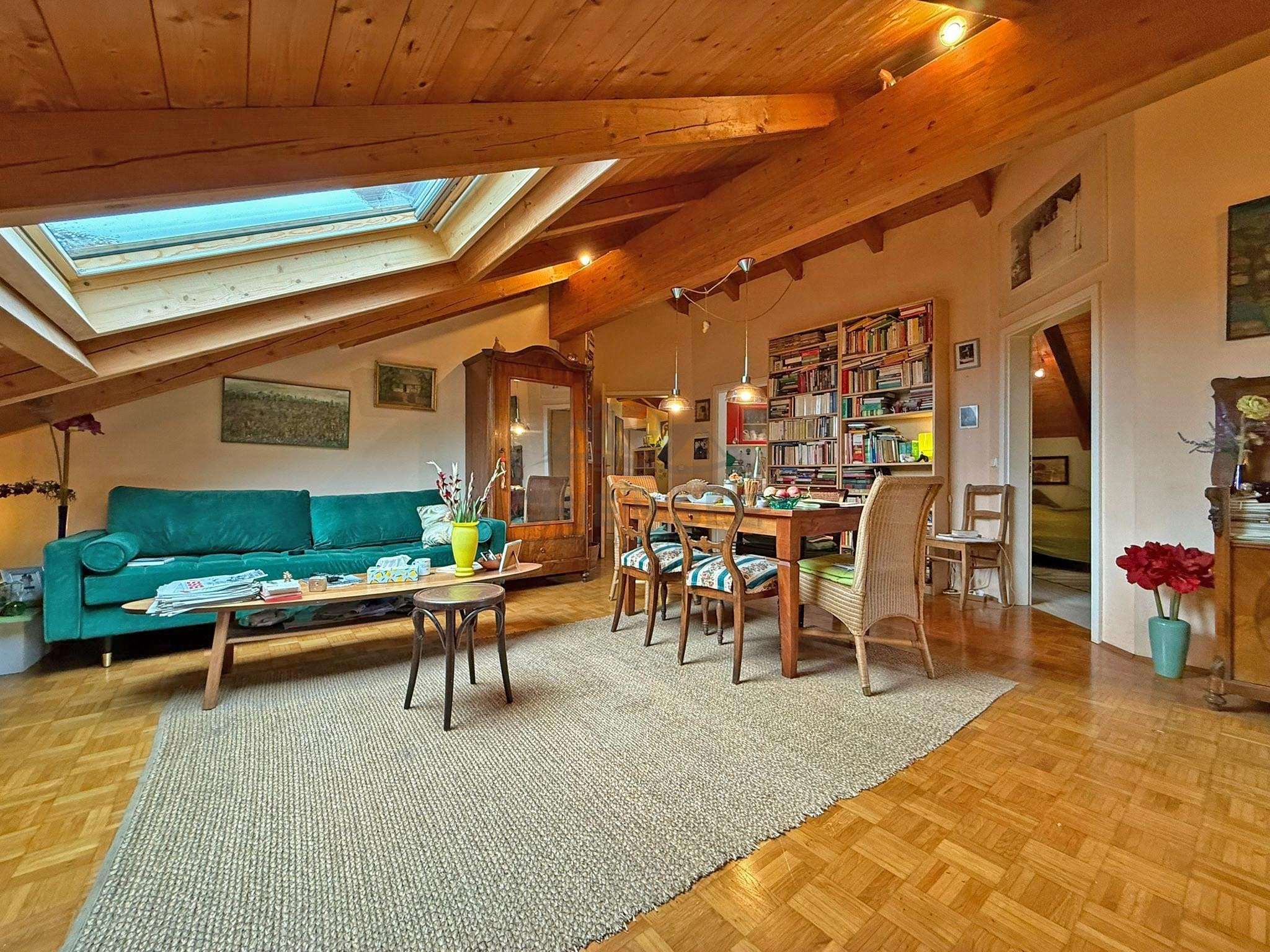 Immobilie in Übersee - Charmante Dachgeschosswohnung mit 3 Zimmern im schönen Zentrum von Übersee - Bild 0