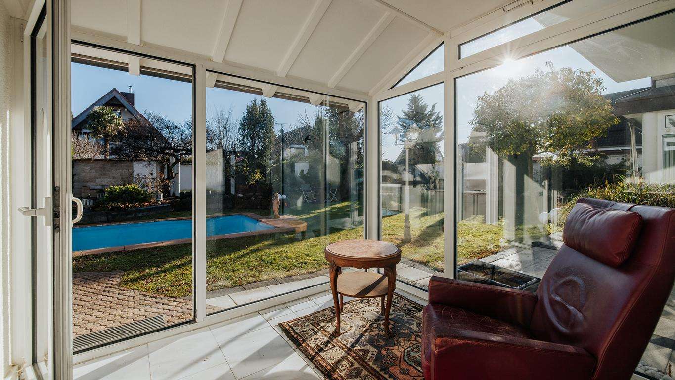 Immobilie in Breisach am Rhein - Vielseitig nutzbares Einfamilienhaus mit Büroeinheit und Einliegerwohnung in Breisach-Hochstetten - Bild 2