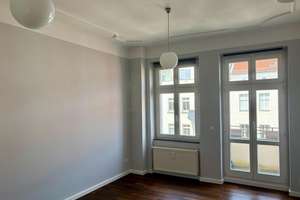Bezugsfreie 2-Zimmer-Altbauwohnung nahe Volkspark Friedrichshain mit Balkon und Fernsehturmblick – Die vollständige Adresse der Immobilie erhältst du vom Anbieter., 10407 Prenzlauer Berg, Berlin – Vorschaubild 2