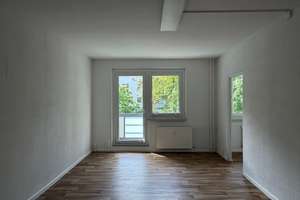 Single-Apartment mit Wannenbad und Balkon - nur für EINE Person! – Kastanienallee 116, 12627 Hellersdorf, Berlin – Vorschaubild 1
