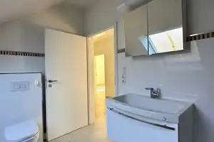 Modernisiertes & luxuriöses Haus mit 2 Wohneinheiten, 2 Einbauküchen, Kamin und Fernblick – Main-Taunus-Kreis – Vorschaubild 9