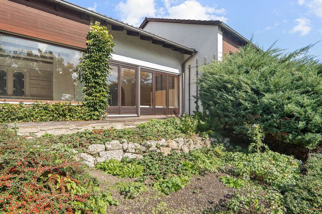 Immobilie in Eggenfelden - Wohnhaus mit Einliegerwohnung, ca. 300m². Grundstück mit Waldhütte am Bach ca. 1.700 m2 - Bild 1