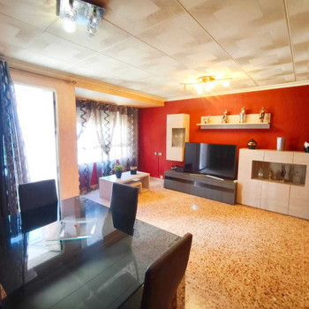 Haus zum Verkauf in Sueca, in ruhiger und gut angebundener Lage, ideal zum Wohnen und Investieren.br