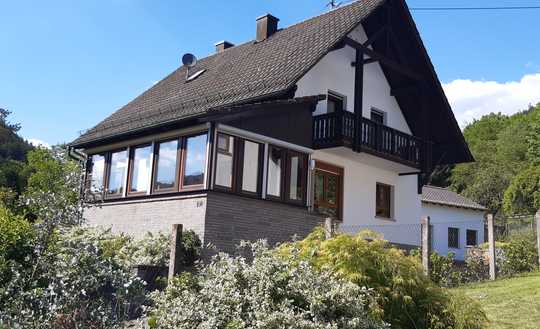 Einfamilienhaus im Grünen mit schönem Wintergarten, Keller, Doppelgarage, Hof und Garten.