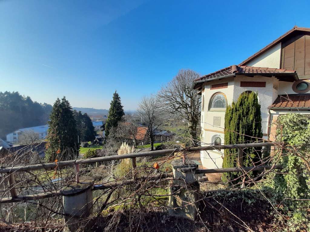 Immobilie in Ottersweier - Traumaussicht in die Rheinebene - Einfamilienhaus mit Einliegerwohnung und Ausbaupotenzial - Bild 3