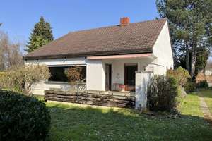 FREISTEHENDES 1-FAMILIENHAUS (BUNGALOW) MIT TERRASSE, DOPPELGARAGE UND GROSSEM GARTEN