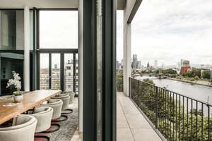 Außergewöhnliche Penthouse-Maisonette direkt am Mainufer mit 120 qm Rooftop, Pool, Kamin und TG