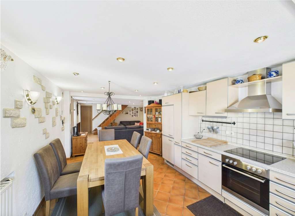 Immobilie in Sachsenheim - Sofort frei. Sehr gemütliches EFH für die große Familie, 7 1/2 Zimmer, kernsaniert - Bild 2