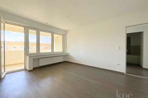 Gauting! Ganz oben! Stilvolle, modernisierte 4-Raum-Wohnung mit Sonnenbalkon u. Einbauküche! – Die vollständige Adresse der Immobilie erhältst du vom Anbieter., 82131 Gauting – Vorschaubild 2