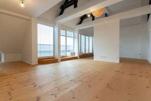 Dachgeschosstraum mit Galerie & Balkon | 2 Bäder | Aufzug | Dielenboden | Stellplatz mgl.
