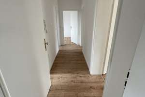 Top-sanierte 3-Zi.-Eigentumswohnung mit Balkon, Garage & Kapitalanlagepotenzial – Regensburg Süd – Die vollständige Adresse der Immobilie erhältst du vom Anbieter., 93057 Konradsiedlung-Wutzlhofen, Regensburg – Vorschaubild 2
