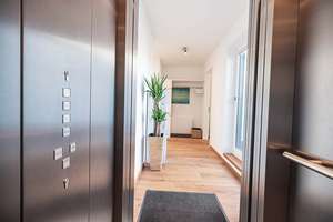 Helles Vollmöbliertes Penthouse Apartment in Neubau (3 Zimmer/121qm+Parking+Gym-Room) [ENG+DE+ESP] – Weinbergerstraße 61, 81241 Pasing, München – Vorschaubild 2